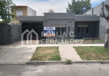 Casa con 2 dormitorios, patio y Pileta.